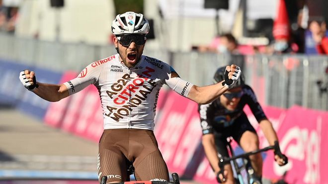 Andrea Vendrame consigue su primera victoria en el Giro de Italia. Gana la etapa 12 de la ronda italiana. Andrea Vendrame consigue su primera victoria en el Giro de Italia. Gana la etapa 12 de la ronda italiana.