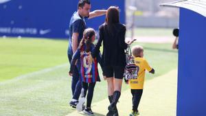 La familia de Xavi se acercó hasta el entrenamiento del primer equipo: Su hija, Asia, eligió la camiseta de Lewandowski, mientras que Dan se decantó por la de Pedri