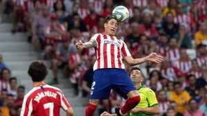 Giménez pelea un balón por alto Giménez pelea un balón por alto