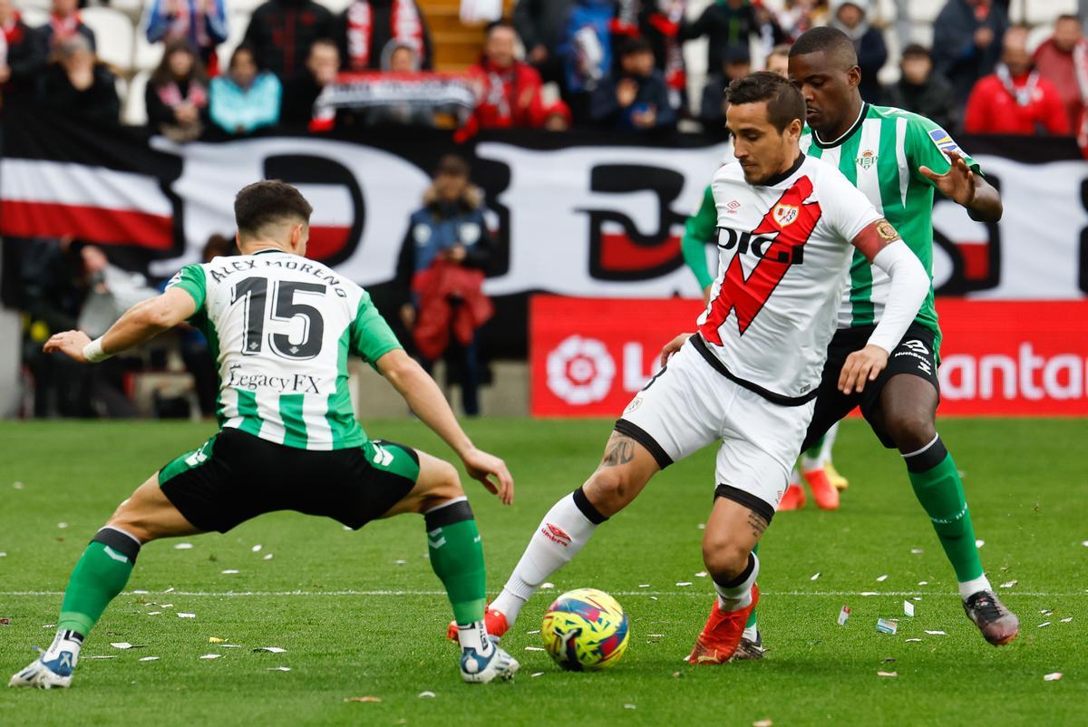 Resumen, goles y highlights del Rayo Vallecano 1 - 2 Betis de la jornada 16 de LaLiga Santander