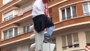El aficionado que se lanzó desde el semáforo El aficionado que se lanzó desde el semáforo