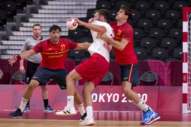 Viran Morros en una acción defensiva del España-Noruega de los Juegos Olímpicos de Tokio. Viran Morros en una acción defensiva del España-Noruega de los Juegos Olímpicos de Tokio.