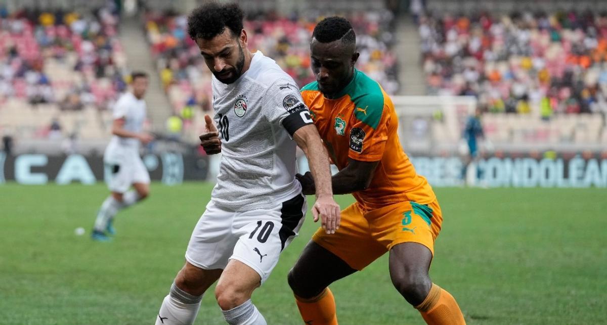 Salah pugna con un defensa marfileño