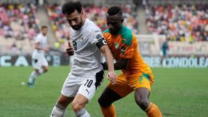 Salah pugna con un defensa marfileño