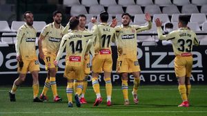 Los jugadores celebrando la victoria ante el Castellón Los jugadores celebrando la victoria ante el Castellón