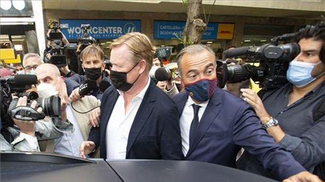 Koeman, junto a Rafa Yuste, tras la comida celebrada con Joan Laporta Koeman, junto a Rafa Yuste, tras la comida celebrada con Joan Laporta