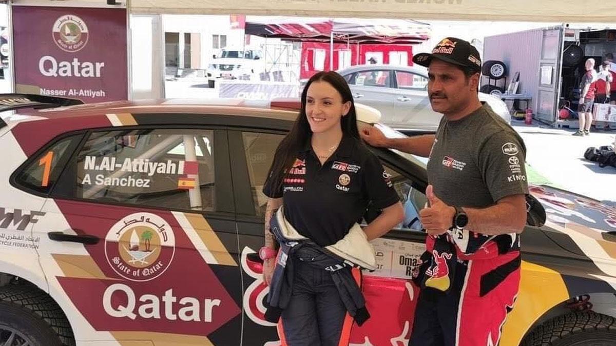 Alba Sánchez , junto al campeón del Dakar Nasser Al-Attiyah