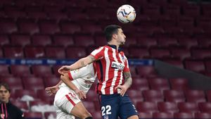 Mario Hermoso ganando un duelo aéreo a Jesús Navas Mario Hermoso ganando un duelo aéreo a Jesús Navas