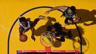 Andrew Wiggins (Warriors) lanza a canasta ante la mirada de dos jugadores de los Celtics.