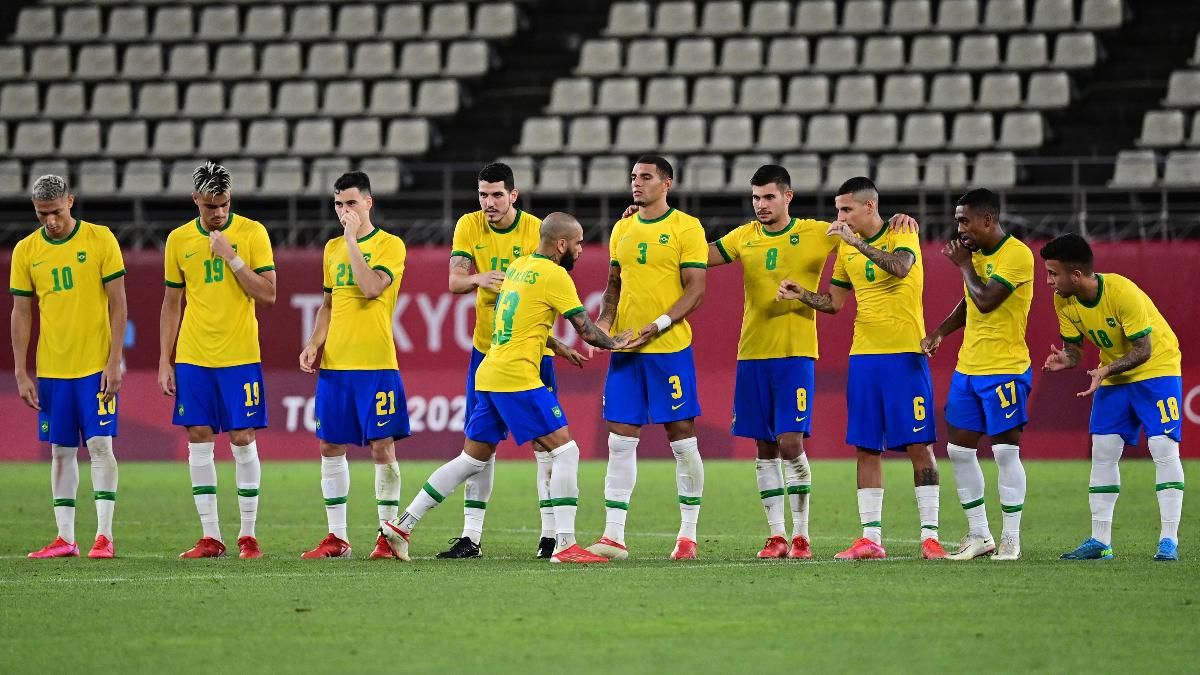 Dani Alves celebrando con sus compañeros su gol de penalti en la tanda Dani Alves celebrando con sus compañeros su gol de penalti en la tanda