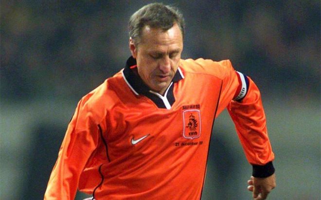 Johan Cruyff en un amistoso celebrado el 12 de diciembre de 1999 entre veteranos de la selección hoalndesa y exjugadores extranjeros que jugaron en la Liga neerlandesa Johan Cruyff en un amistoso celebrado el 12 de diciembre de 1999 entre veteranos de la selección hoalndesa y exjugadores extranjeros que jugaron en la Liga neerlandesa