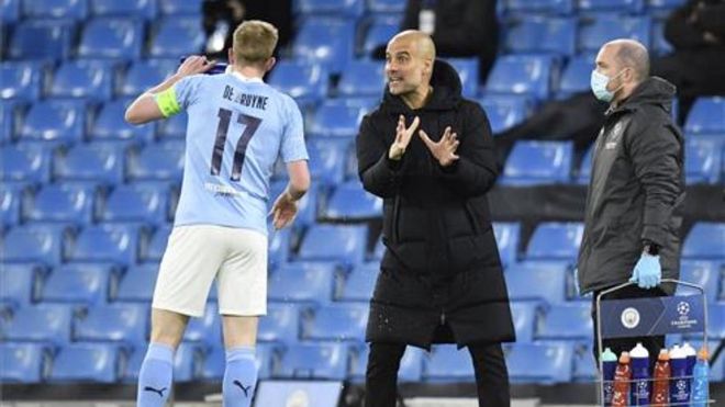 Guardiola dando indicaciones a De Bruyne Guardiola dando indicaciones a De Bruyne