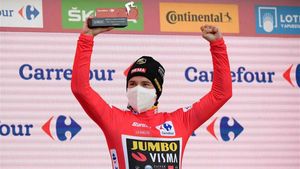 Roglic celebra con el jersey rojo en el podio Roglic celebra con el jersey rojo en el podio