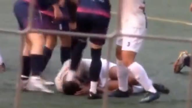 Un futbolista queda inconsciente tras un pisotón en la cabeza de un rival