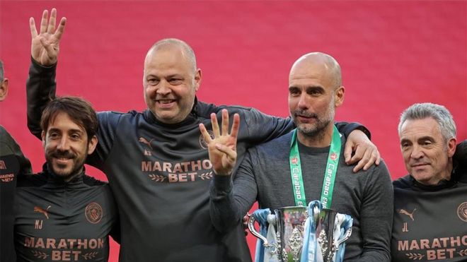 Guardiola y su equipo, celebrando la Copa de la Liga Guardiola y su equipo, celebrando la Copa de la Liga