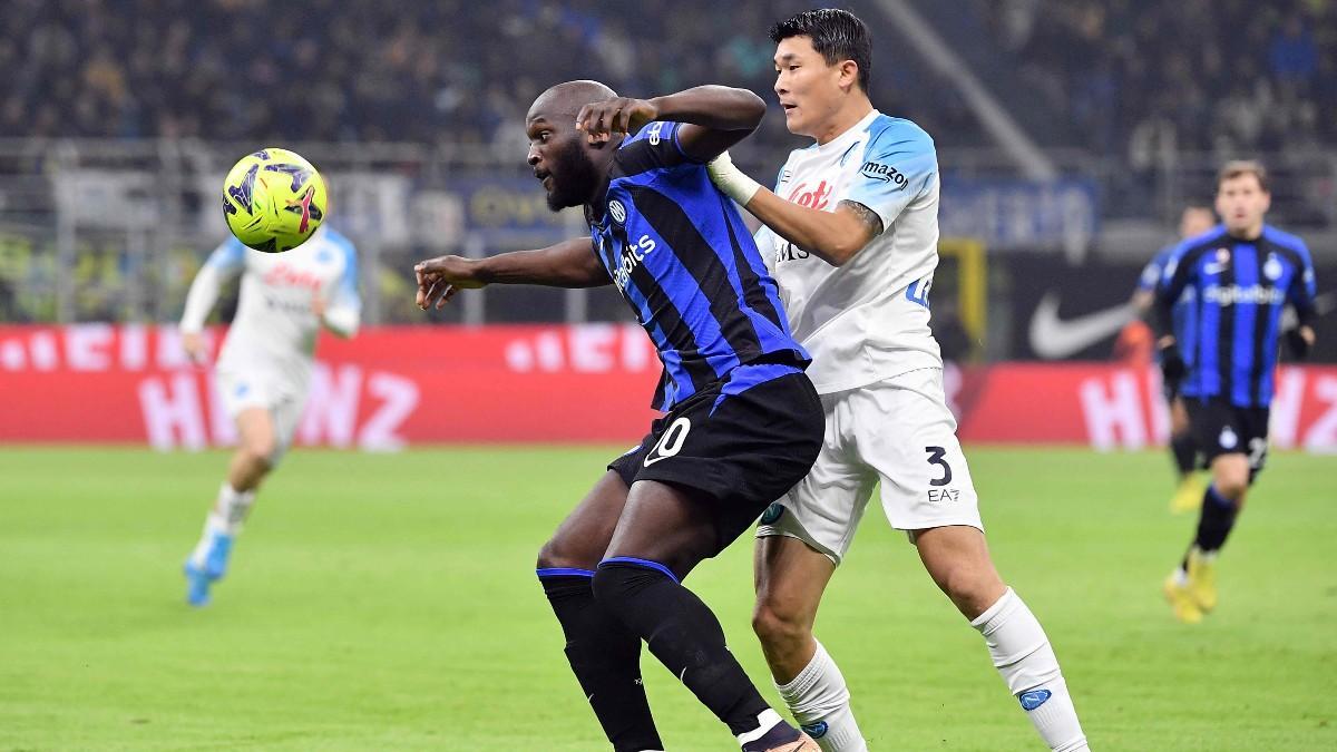 Romelu Lukaku, delantero del Inter, protege la pelota ante la presión de Min-jae Kim, central del Nápoles