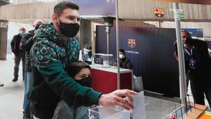 Leo Messi fue a votar al Camp Nou acompañado de su hijo mayor