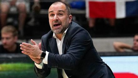 Carles Duran da instrucciones durante los play-offs ante el Cazoo Baskonia