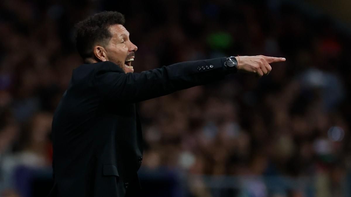 Simeone da órdenes a sus jugadores Simeone da órdenes a sus jugadores