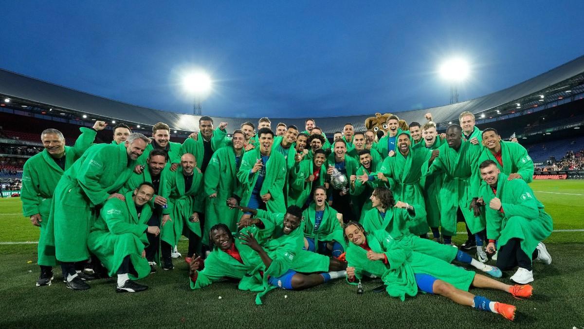 Themotivation for el que los jugadores del PSV se visitaron con albornoces verdes en la celebración de la Copa