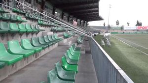 El campo del Cornellà, a punto para el Barça El campo del Cornellà, a punto para el Barça