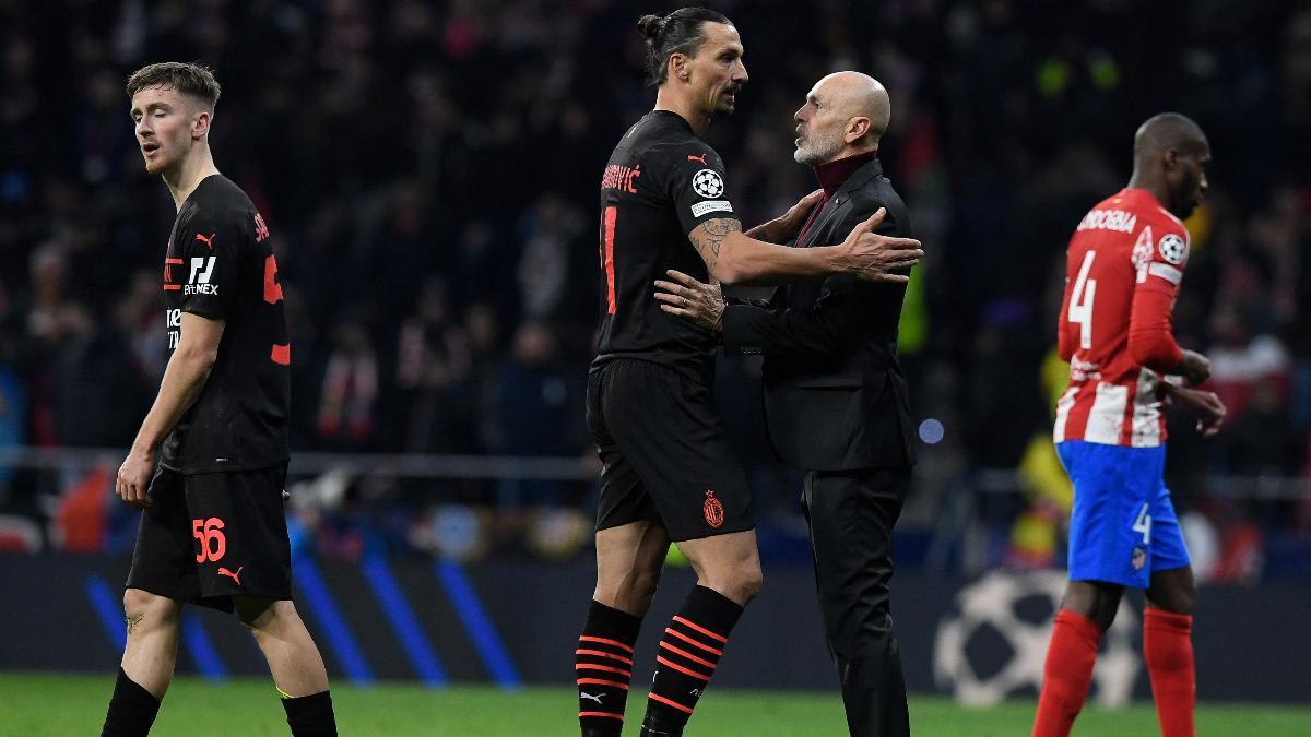 Zlatan Ibrahimovic y Stefano Pioli, al término del Atlético de Madrid - Milan de Champions League