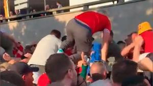 Aficionados del Liverpool intentando colarse en el estadio