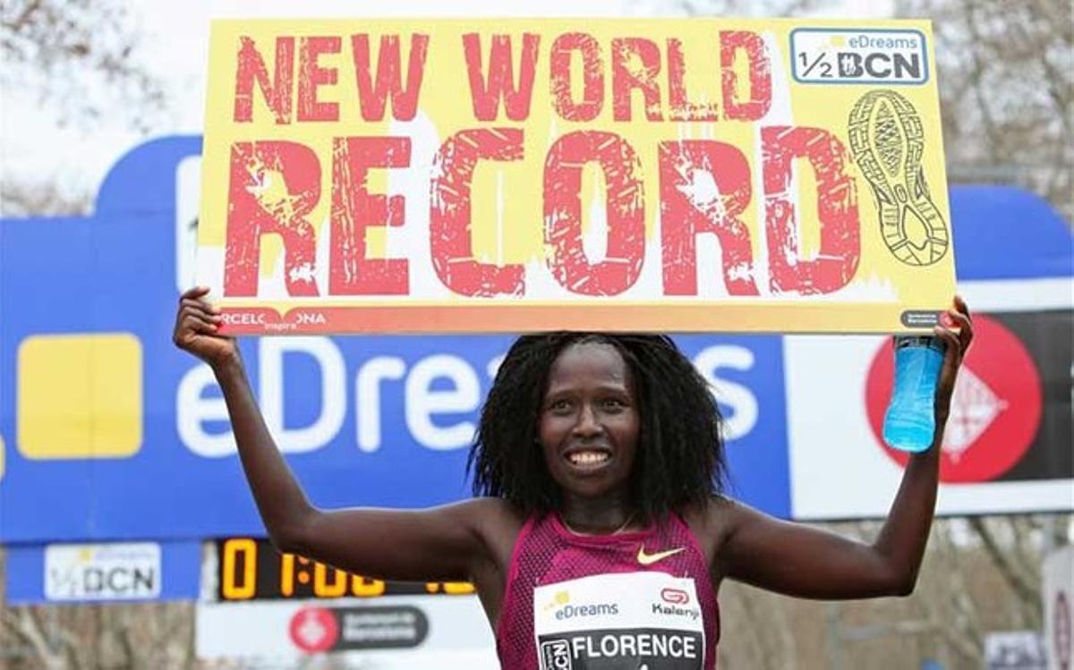Florence Kiplagat, eufórica y extenuada tras su triple récord mundial