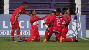 Los jugadores de Sport Huancayo celebran un tanto.