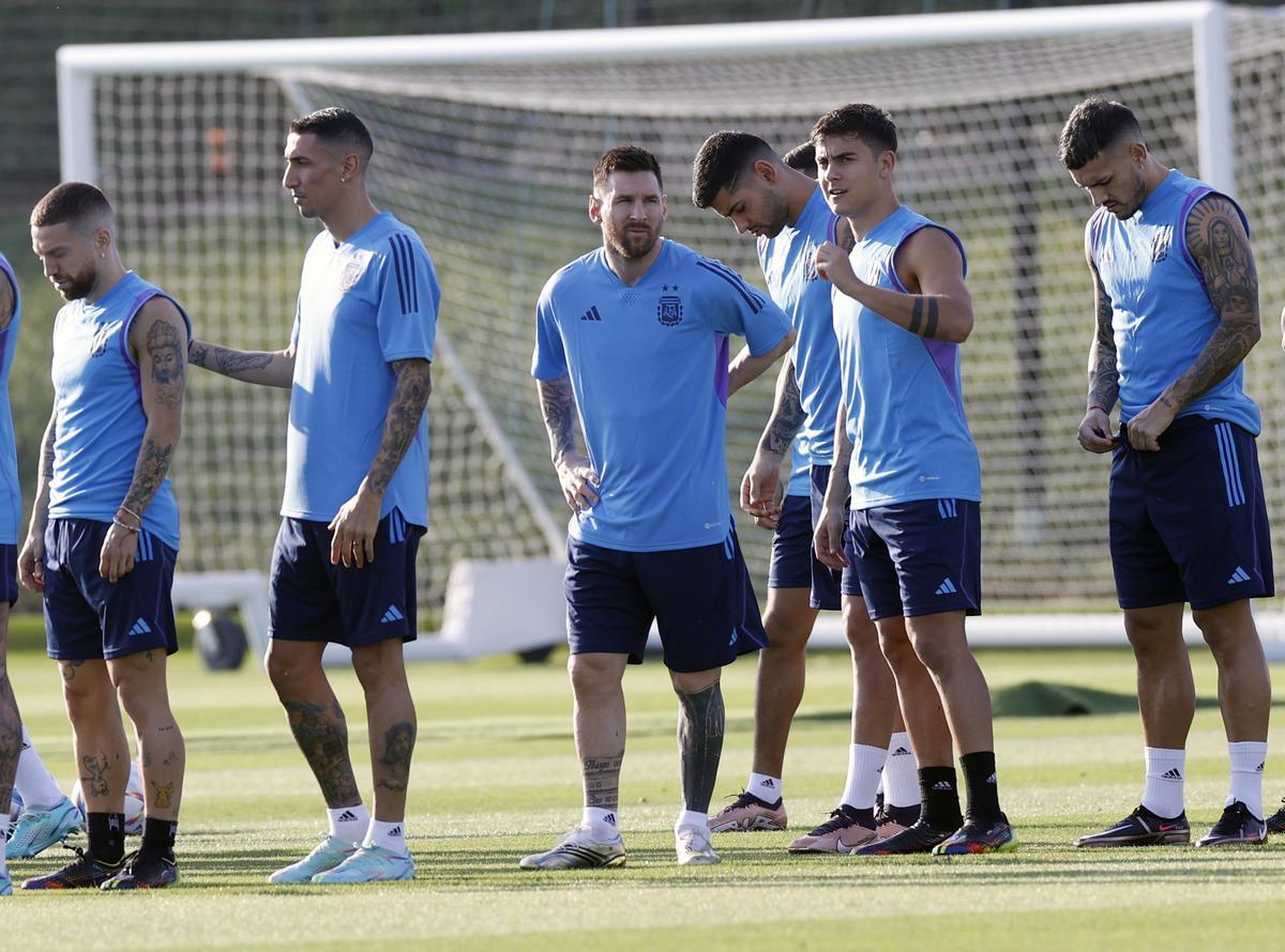 FIFA World Cup 2022 - Argentina training. Lionel Messi escucha a Paulo Dybala en un entrenamiento.