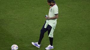 Neymar juguetea con un balón antes del Camerún-Brasil cuando aún estaba lesionado.