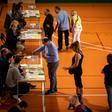 Varias personas hacen cola para votar en la Escola Grèvol, a 28 de mayo de 2023, en Barcelona, Cataluña (España). Hoy, 28M, se celebran elecciones municipales en un total de 8.131 ayuntamientos y elecciones autonómicas en 12 comunidades autónomas. En las
