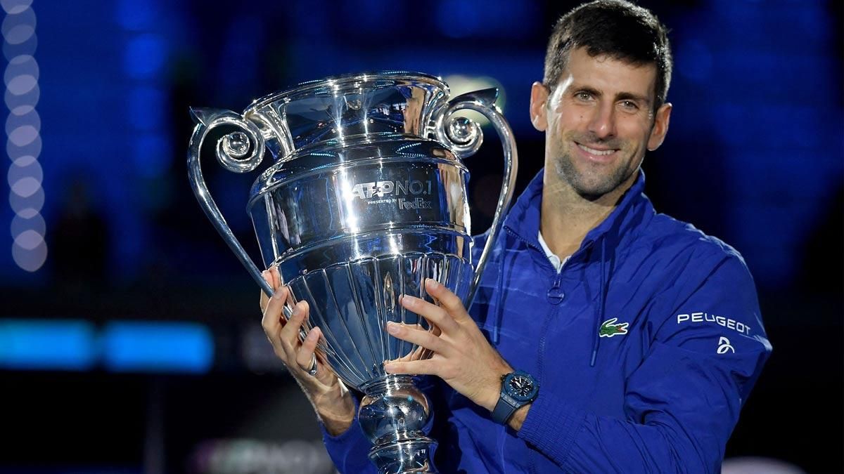 Djokovic posando con el trofeo de número uno Djokovic posando con el trofeo de número uno