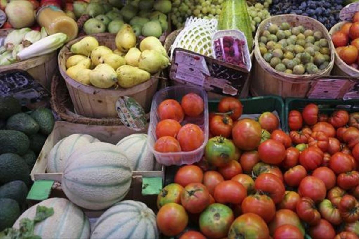 Frutas y verduras a la venta en un mercado. Frutas y verduras a la venta en un mercado.