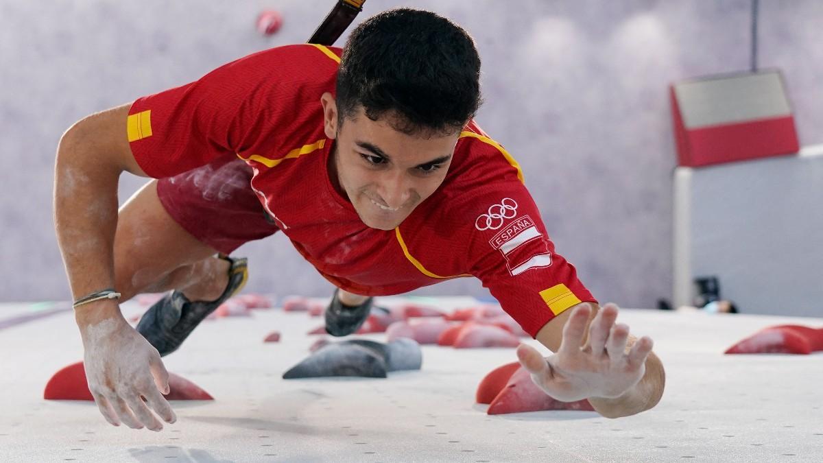 Alberto Ginés logra la primera medalla de oro en escalada deportiva de la historia