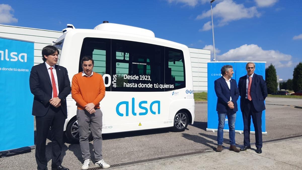 Borja Sánchez, Gerardo Sanz, Alejandro Calvo y Jacobo Cosmen, ante el autobús autónomo de Llanera.