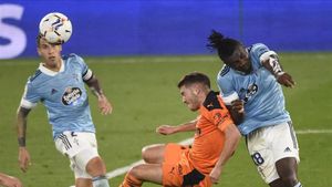 Vallejo remata rodeado de jugadores del Celta Vallejo remata rodeado de jugadores del Celta