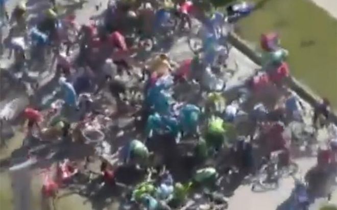 Varios ciclistas de Movistar en la caída Varios ciclistas de Movistar en la caída