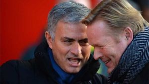 Ronald Koeman y Jose Mourinho se saludan antes del duelo entre el Southampton y Chelsea Ronald Koeman y Jose Mourinho se saludan antes del duelo entre el Southampton y Chelsea