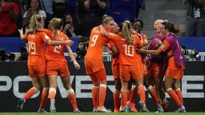 Las jugadoras oranje hacen piña tras el gol de Groenen