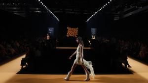 Uno de los diseños de la diseñadora Teresa Helbig en la Mercedes Benz Fashion Week Madrid.