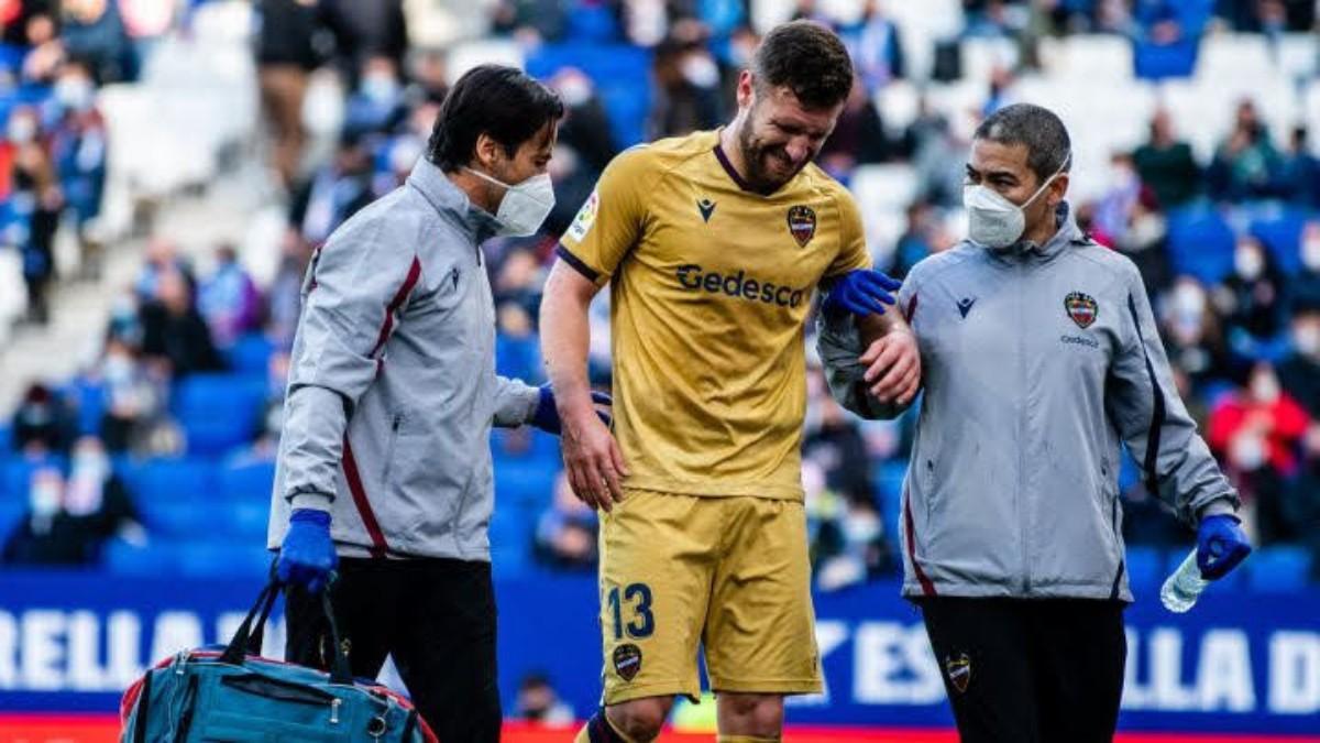 Mustafi se retira del campo tras una lesión