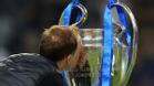 Tuchel besando el trofeo de la Champions League