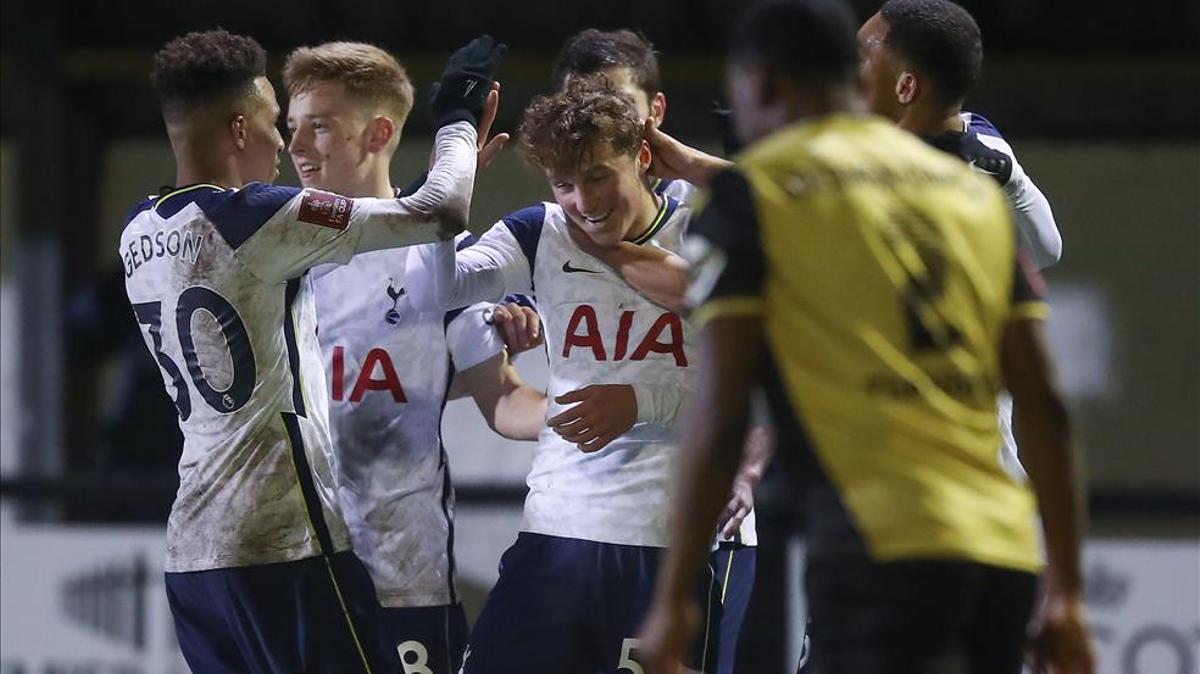 Alfie Devine hace historia en la goleada del Tottenham en la FA Cup