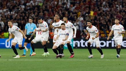 Rakitic celebra el gol del triunfo en los penaltis