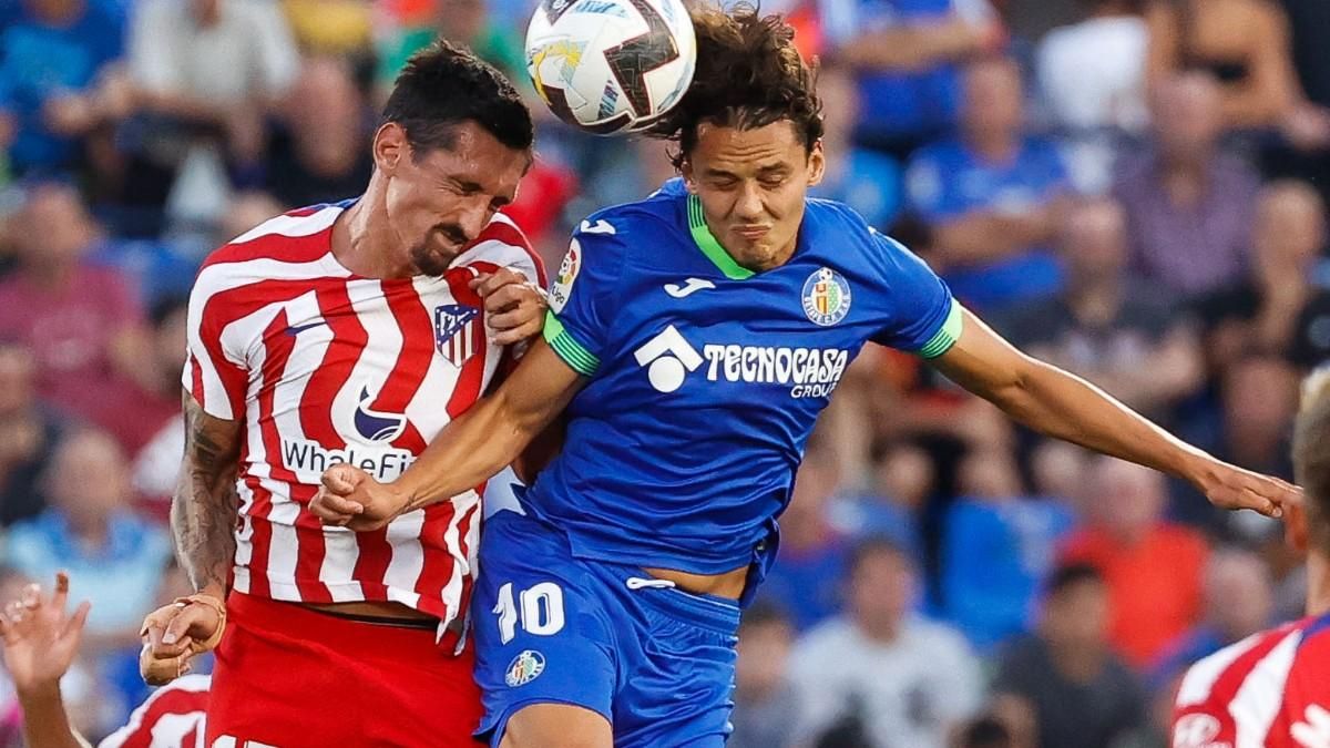 Savic luchando un balón Savic luchando un balón