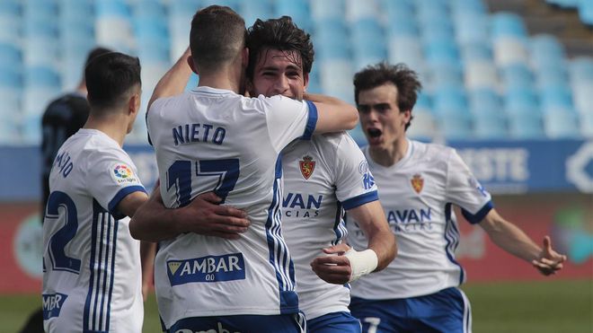 El Zaragoza celebra uno de los goles al Almería El Zaragoza celebra uno de los goles al Almería