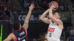 Jaycee Carroll trata de anotar por encima de Larkin Jaycee Carroll trata de anotar por encima de Larkin