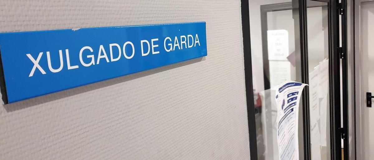 Entrada del juzgado de guardia de Vigo, a donde pasaron ayer a disposición judicial los dos detenidos.