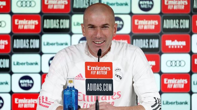 Zidane comparece en la sala de prensa junto a Kroos Zidane comparece en la sala de prensa junto a Kroos